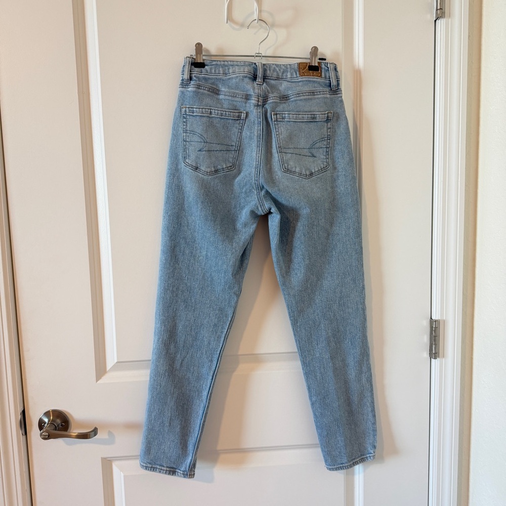 Mom Jean AMERICAN EAGLE High Rise Light Wash Distressed Denim Blue SZ 0